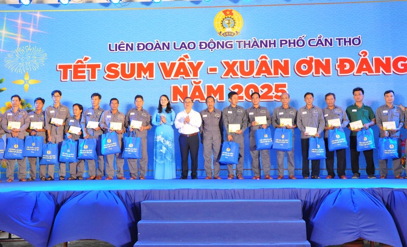 Khai mạc Chương trình “Tết Sum vầy - Xuân ơn Đảng” và “Chợ Tết Công đoàn” năm 2025 tại Cần Thơ