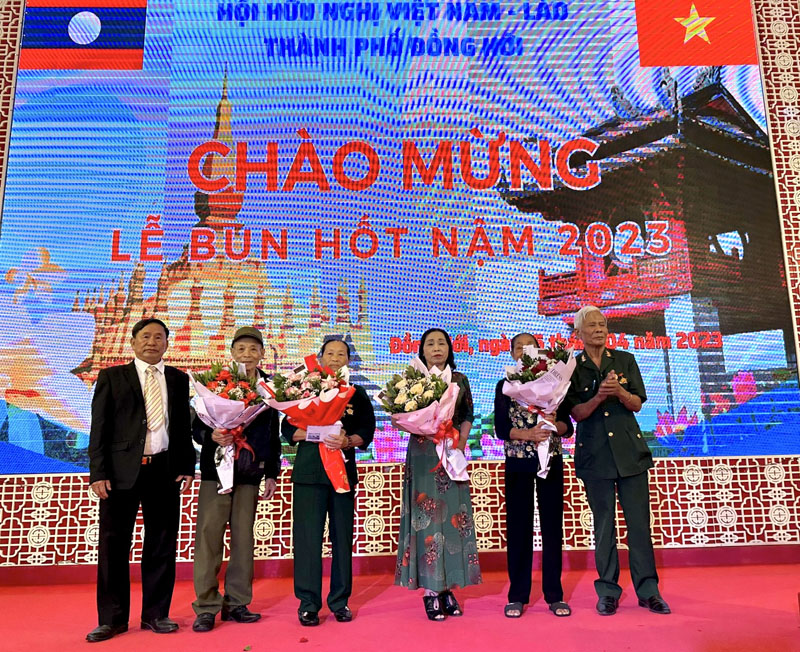 The Executive Committee of the Vietnam-Laos Friendship Association of Dong Hoi City presented gifts to members in difficult circumstances.