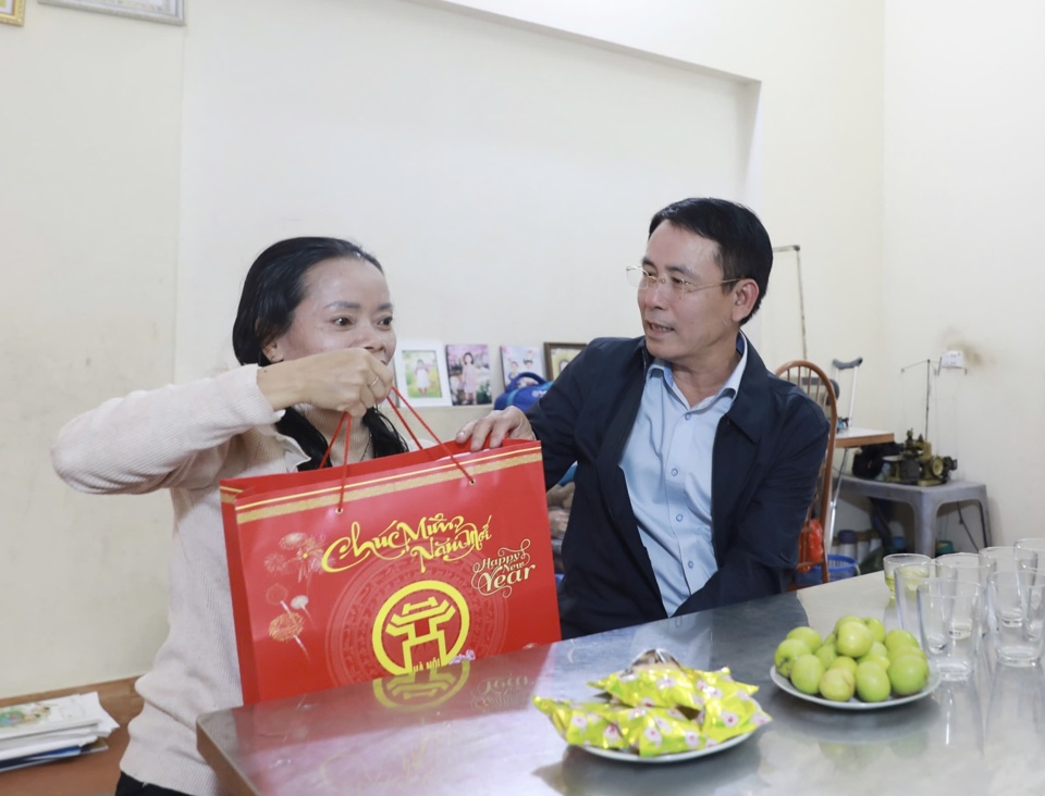 Vice Chairman of the City People's Committee Nguyen Trong Dong visited and presented Tet gifts to Ms. Duong Thi Sinh - Chairwoman of the Association of People with Disabilities in Minh Tri Commune. Photo: Vuong Van