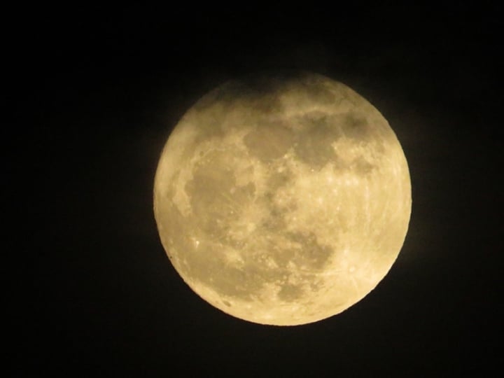 Der erste rote Mond im August, aufgenommen in Ho-Chi-Minh-Stadt. (Foto: Anh Thu)