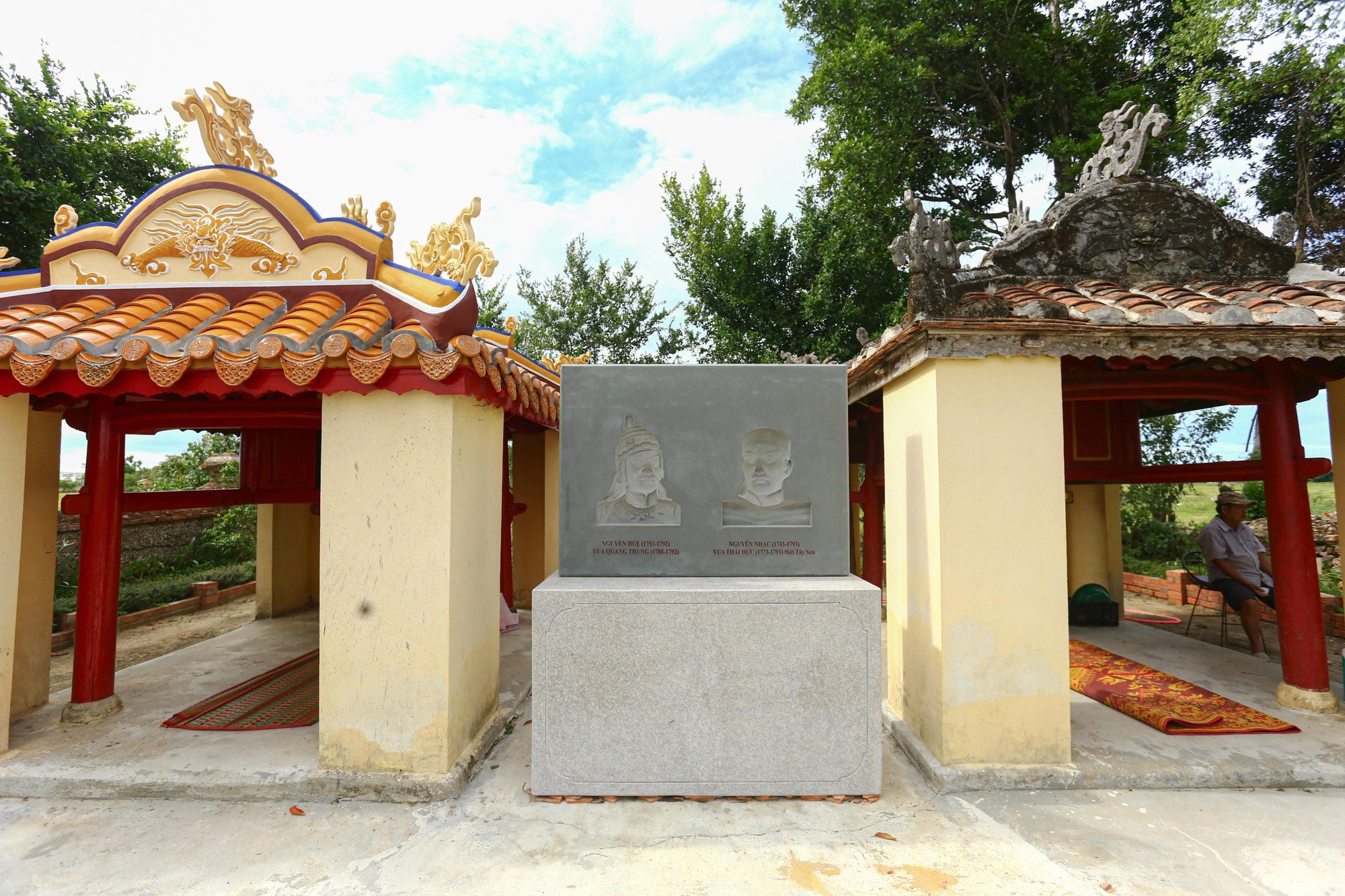 Đề nghị đưa phù điêu vua Quang Trung ra khỏi Miếu Đôi - Ảnh 1.