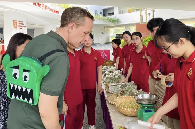 Les élèves de VAS Sala cultivent des légumes propres à l'école et les vendent à leurs parents pour collecter des fonds caritatifs. Photo : Équipe du projet Gardener