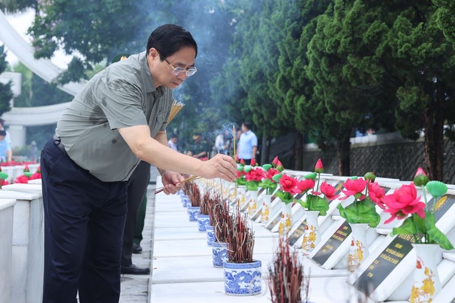 thu tuong vieng nghia trang liet si quoc gia vi xuyen du le khanh thanh cong trinh nang cap bao tang tinh ha giang hinh 3