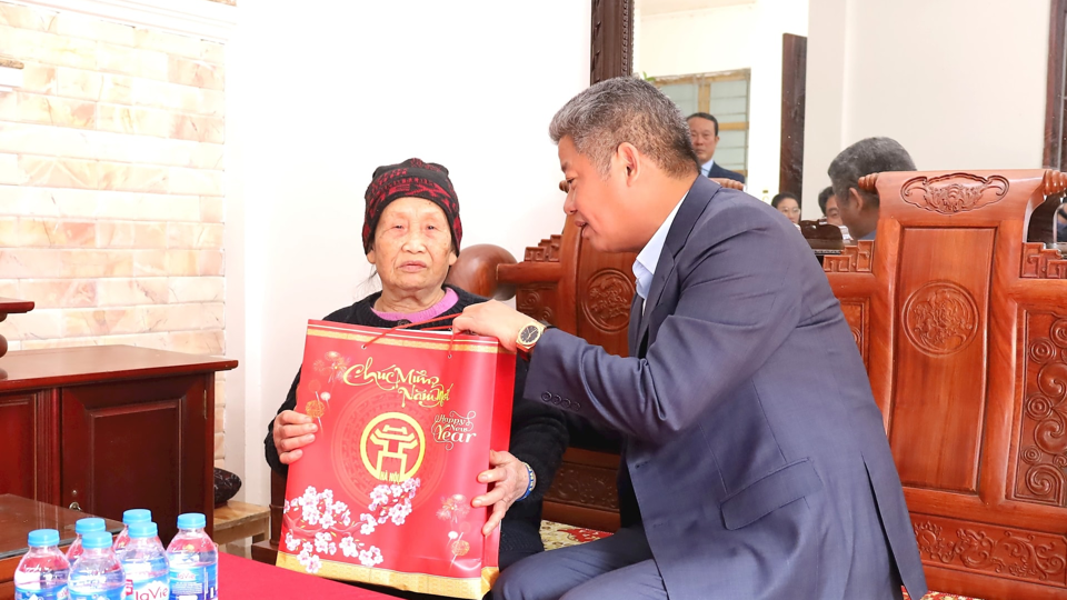 El vicepresidente del Comité Popular de Hanoi, Nguyen Manh Quyen, visitó y le deseó un feliz año nuevo a la Sra. Nguyen Thi Nhiem en la aldea de Phuong Nghia (comuna de Phung Chau, distrito de Chuong My). Foto: Kim Nhue