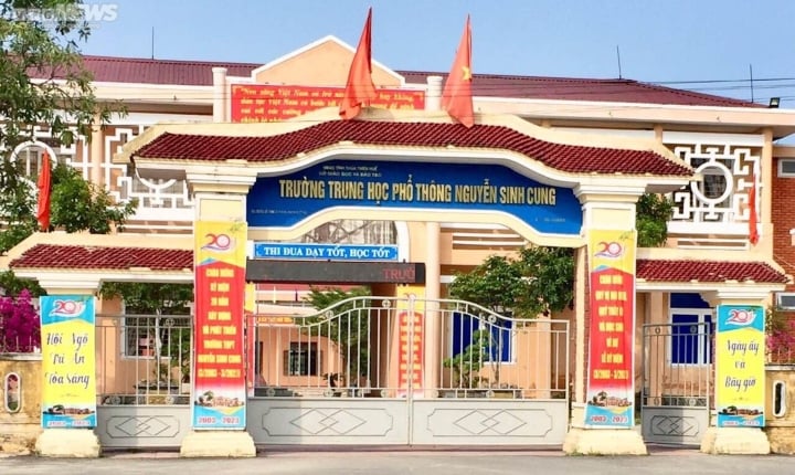 Clarifying the fact that a high school in Hue gave students a day off before the holiday so teachers could go to the beach - 1