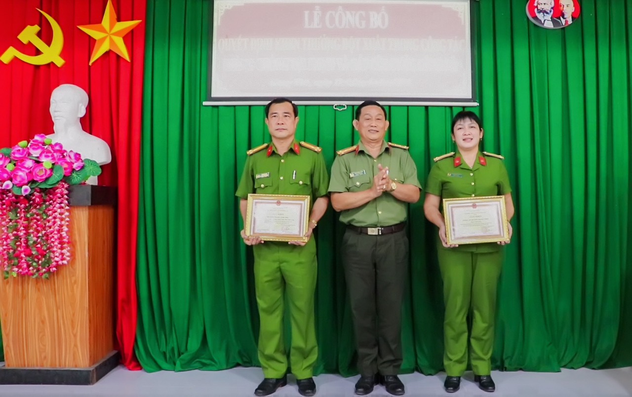 Khen thưởng nhiều tập thể, cá nhân giúp phá án nhanh vụ giết người ở Vĩnh Long - Ảnh 2.