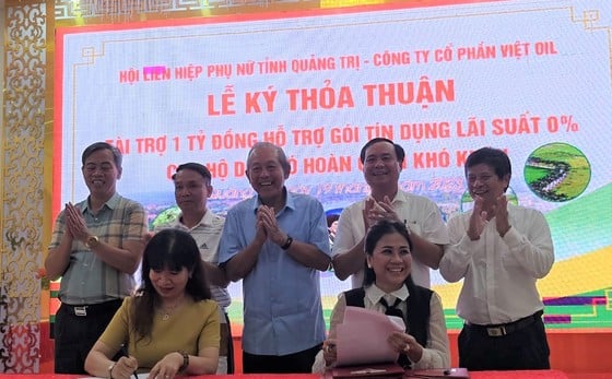 L'Association des journalistes du Vietnam organise le programme « Retour à la source » « Allumer la flamme de la gratitude » à Quang Tri photo 4