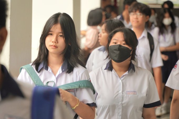 Les candidats attendent que le superviseur les appelle dans la salle d'examen. Photo : Le Nguyen