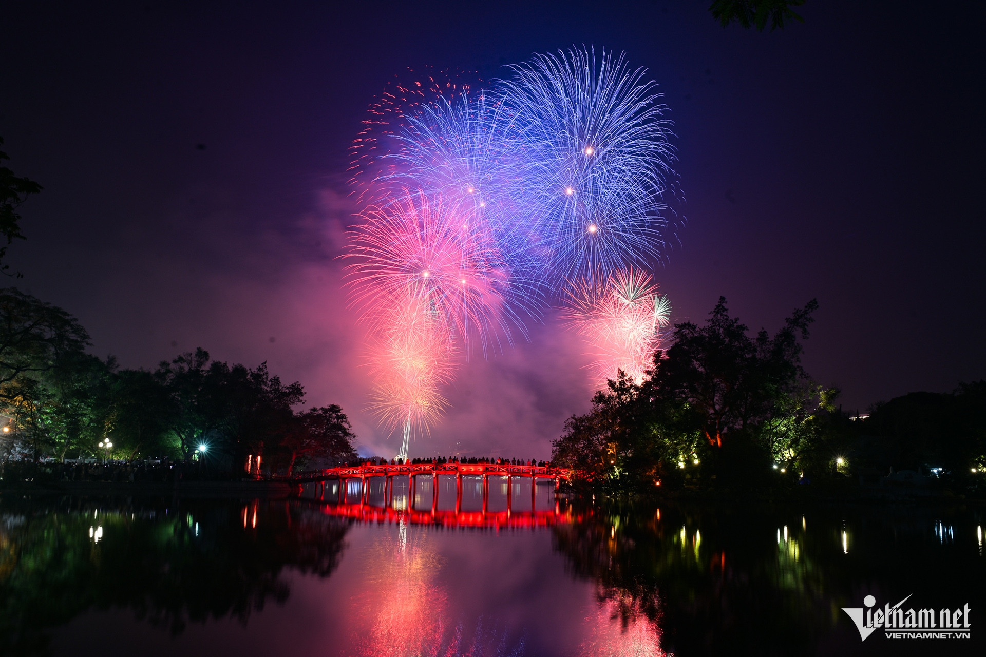 Pháo hoa rực sáng lung linh trên bầu trời Hà Nội, TP.HCM chào năm mới 2025