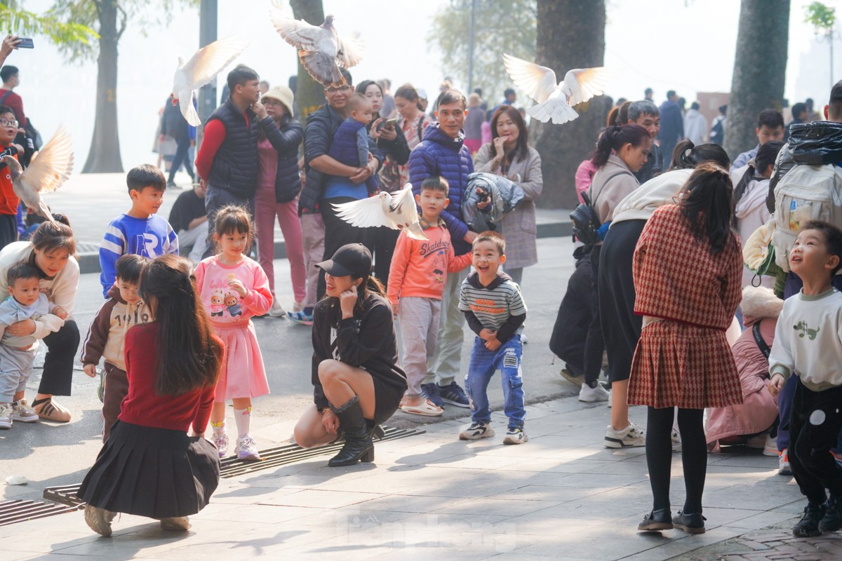 Hanoi people leisurely stroll and sightsee on the first day of the new year photo 6