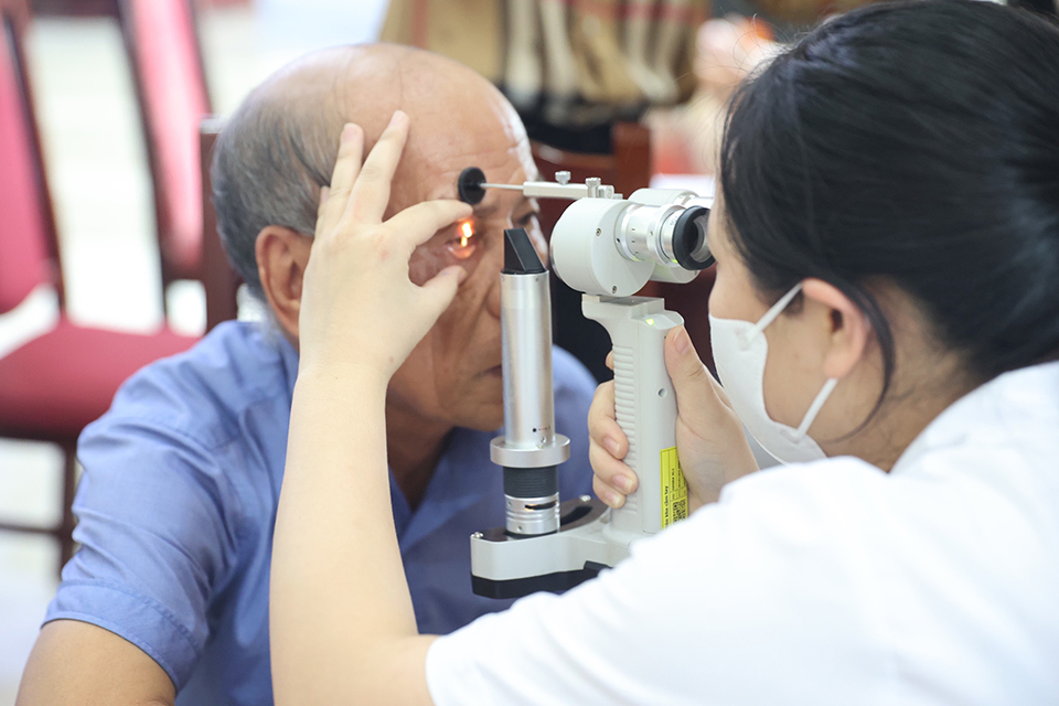 Doctors examine people's eye diseases.