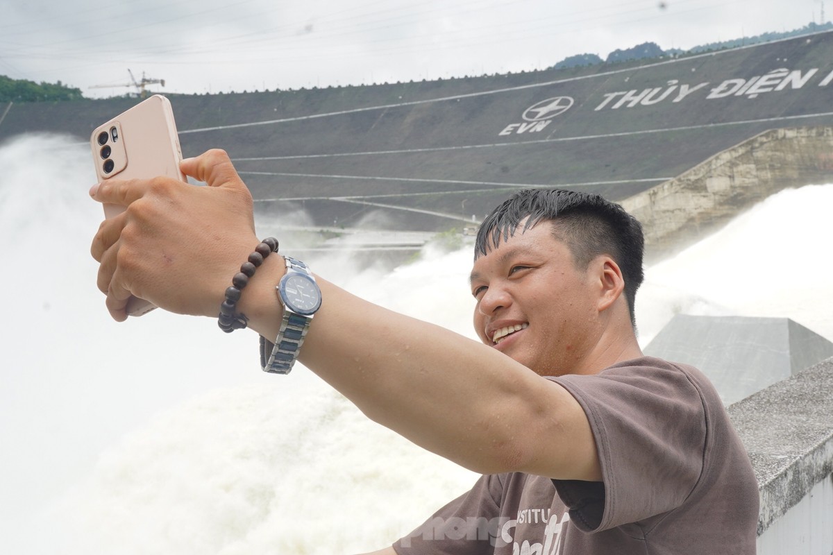 CLIP: People flock to Hoa Binh Hydroelectric Plant to watch flood discharge photo 8