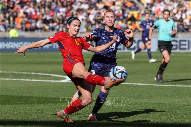 Der Ballkampf zwischen der spanischen Mittelfeldspielerin Aitana Bonmati (links) und der niederländischen Mittelfeldspielerin Jackie Groenen. Foto: AFP/VNA