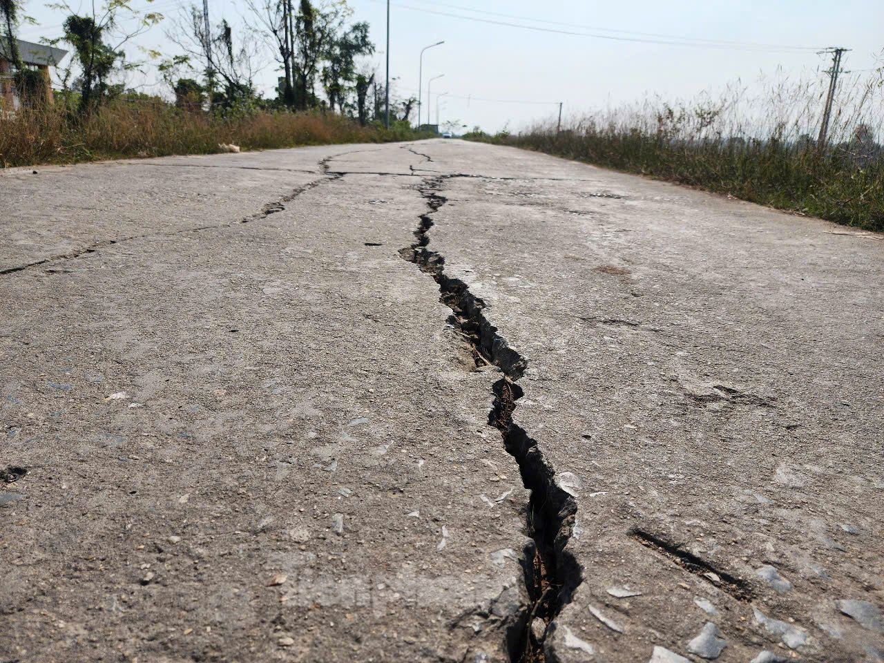 クオックオアイ地区で緊急事態が宣言されたばかりの「大きな亀裂」堤防のクローズアップ、写真2