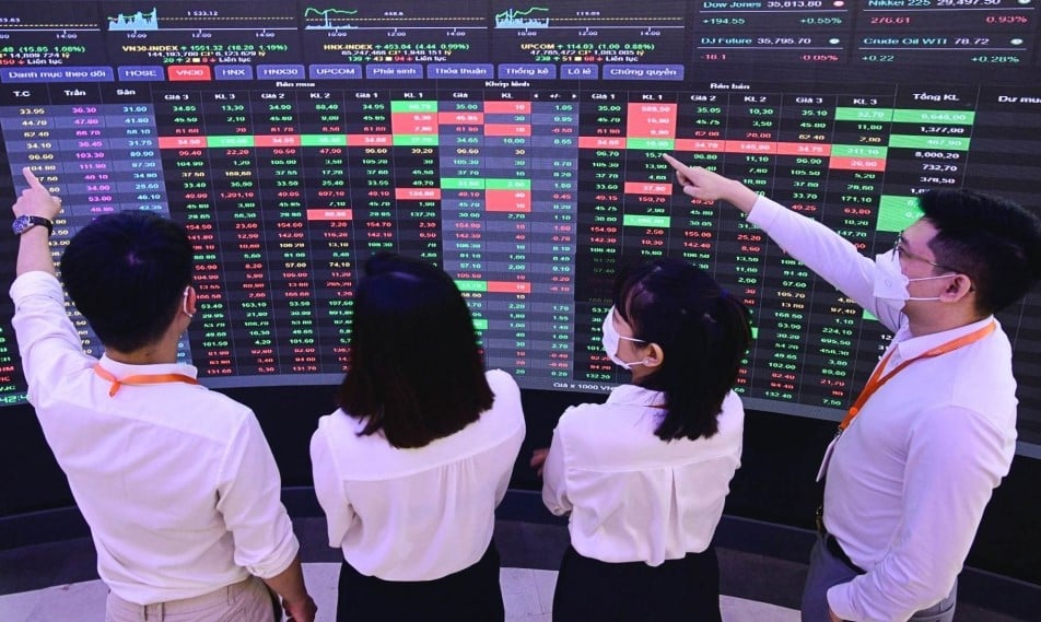 VN index down nearly 4 points with stocks of the first type