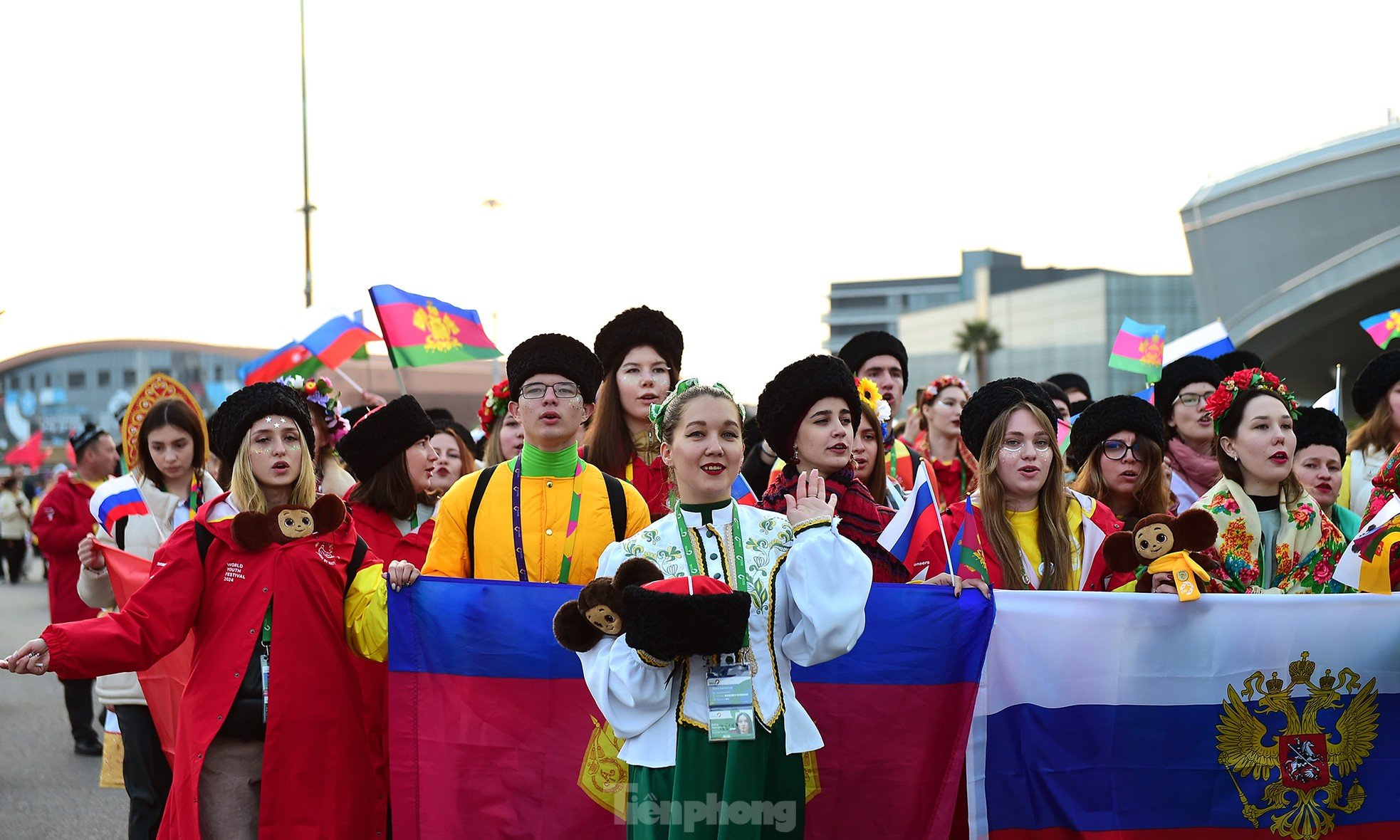 Bandera roja con estrella amarilla ondeando en el Festival Mundial de la Juventud 2024 foto 24