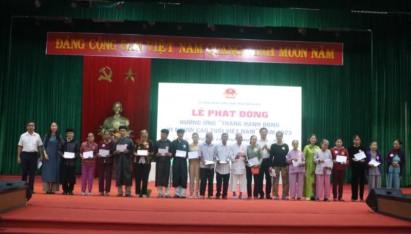 Los líderes del Comité Popular Provincial de Thua Thien Hue y del Departamento de Trabajo, Inválidos y Asuntos Sociales entregaron regalos a los ancianos en circunstancias difíciles.