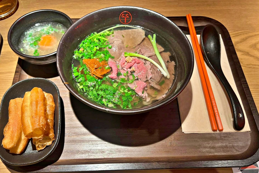 Vietnamese customers rate Chi Pu's bowl of pho for over 200,000 VND in China