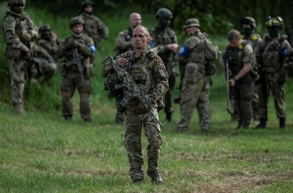 Soldados ucranianos capturan a soldados rusos que continúan atacando Belgorod foto 1