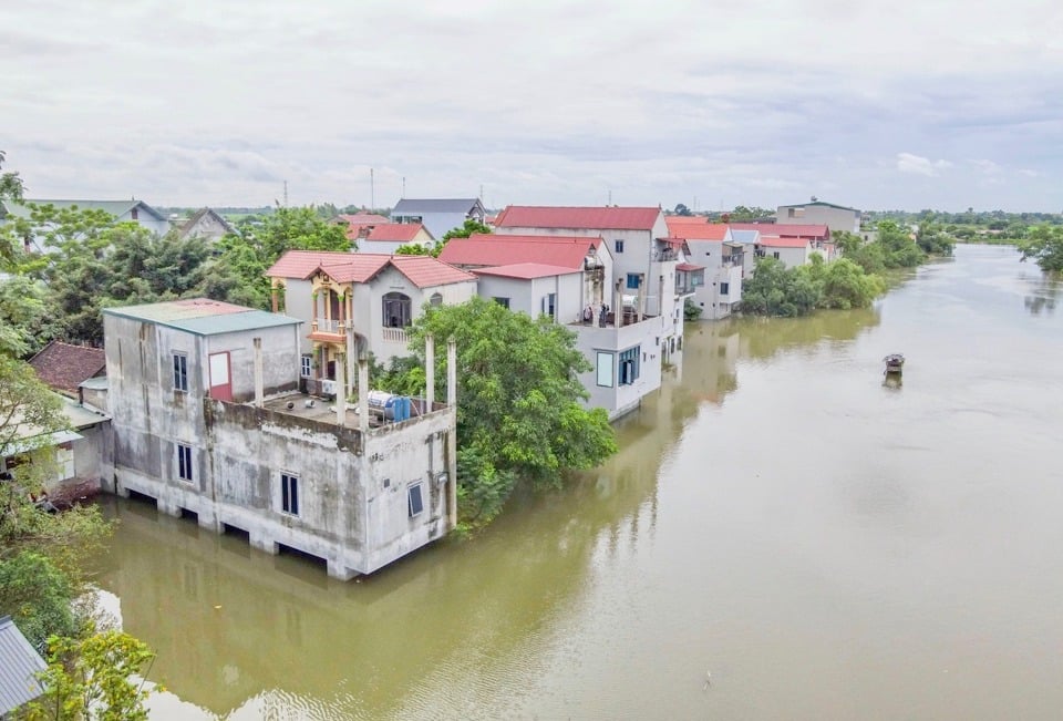 Một khu vực dân cư ven sông Bùi tại huyện Chương Mỹ bị ngập vào đầu tháng 8/2024.