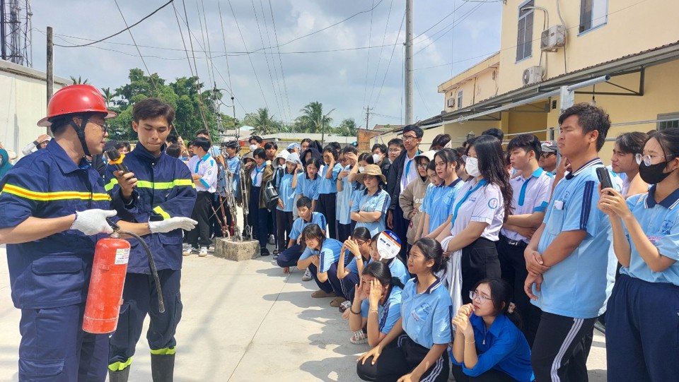 The Fire Prevention and Rescue Police Department of the Provincial Police Department guides the use of fire extinguishers. Photo: Xuan Luong