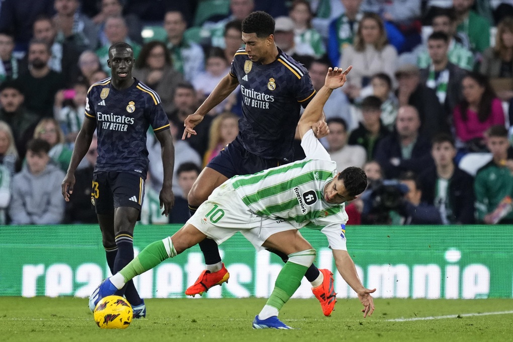 Real Madrid đứng trước nguy cơ mất ngôi đầu bảng La Liga - 1