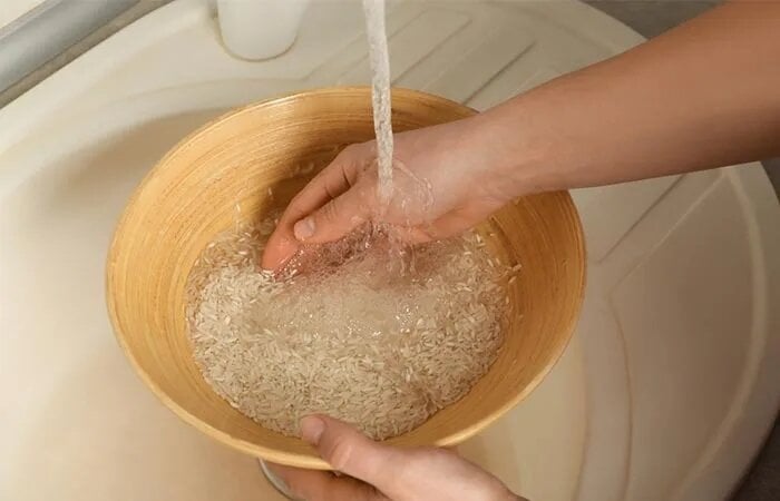 Many women wonder whether they should wash rice thoroughly before cooking. (Illustration photo)