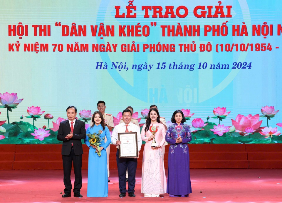 Phó Bí thư Thường trực Thành uỷ Nguyễn Thị Tuyến trao Giải Nhất cho đội thi quận Đống Đa.