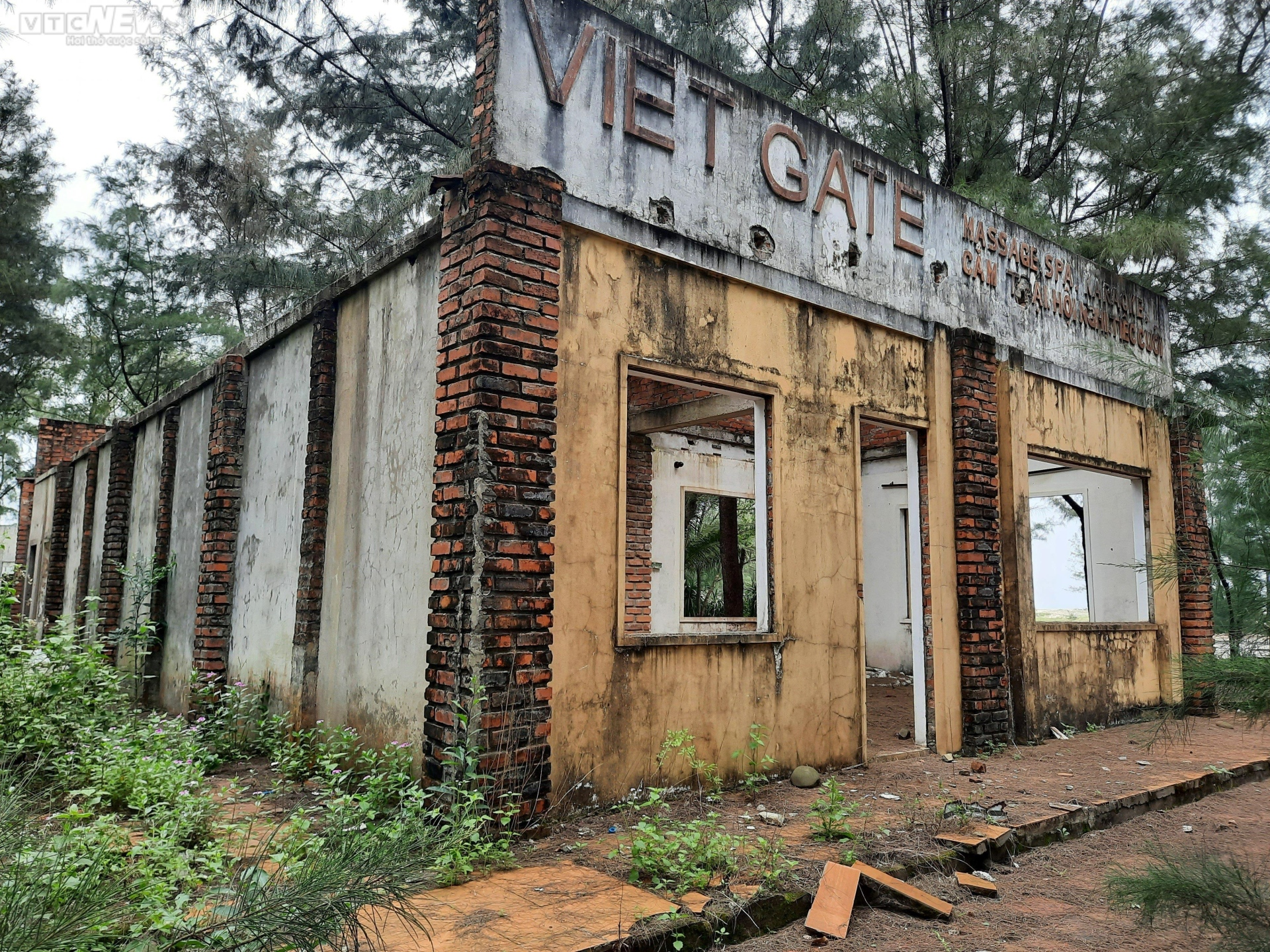 Complejo turístico abandonado valorado en más de 342 mil millones de VND en medio de un bosque de pinos costero en Quang Tri - 4