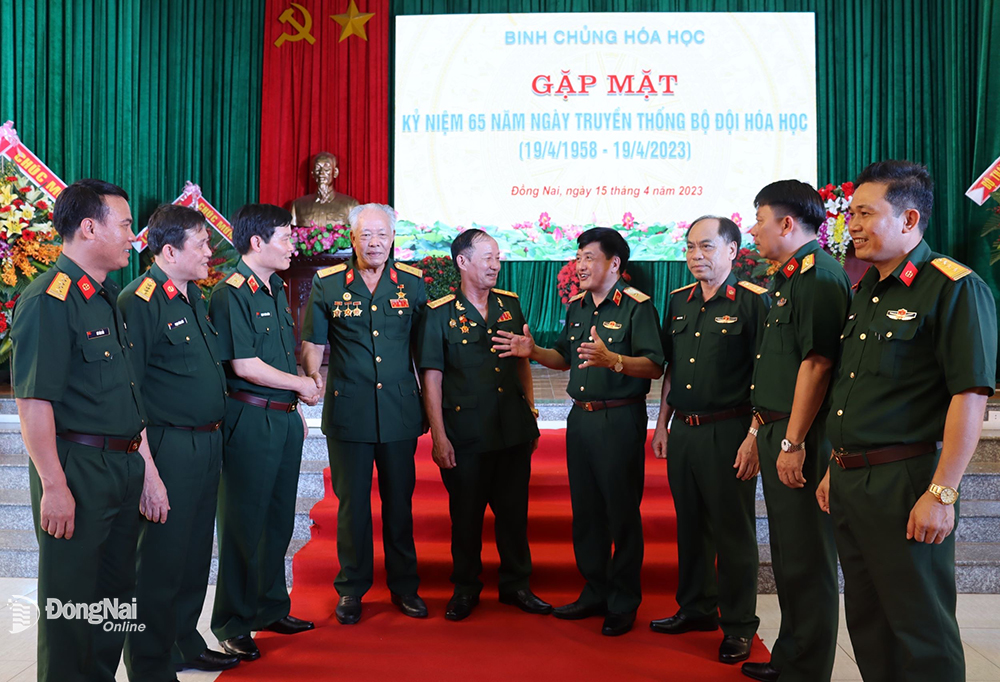 Chief of Chemical Corps talks with veterans at the meeting