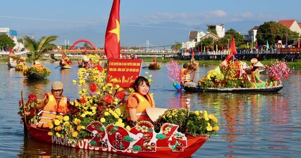 Beide Ufer des Dinh-Flusses waren überfüllt, um das Blumenbootfestival anzusehen