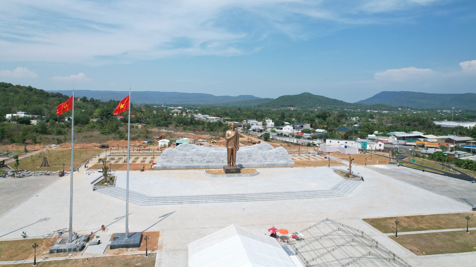 취임식 전 푸꾸옥의 호 삼촌 기념비 사진 2