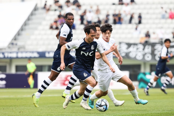 Ван Тоан (в синей футболке, в центре) ведет мяч во время победы Seoul E-Land FC над Cheonan со счетом 3:2 13 мая в K-League 2. Фото: Seoul E-Land