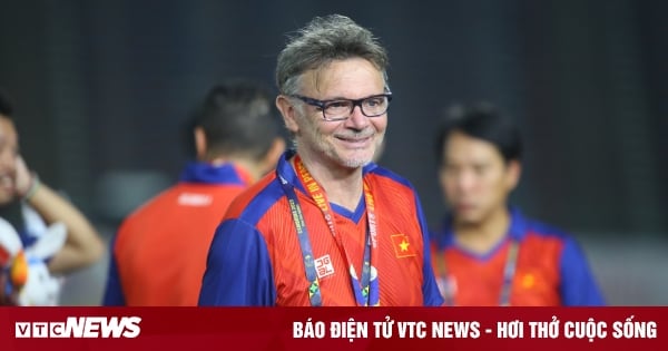 HLV Troussier tặng huy chương đồng SEA Games 32 cho trợ lý