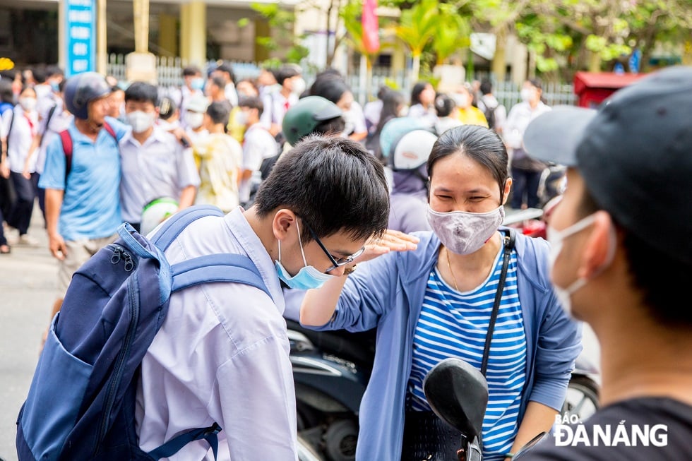 ในภาพเป็นภาพของผู้หญิงที่กำลังใช้ภาษากายเพื่อสื่อข้อความถึงลูกของเธอ: