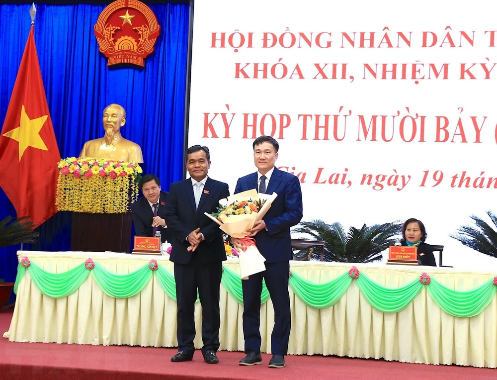 New Vice Chairman of the People's Committee of Gia Lai province, term XII, 2021-2026, Nguyen Tuan Anh (right). (Photo: Quang Thai/VNA)