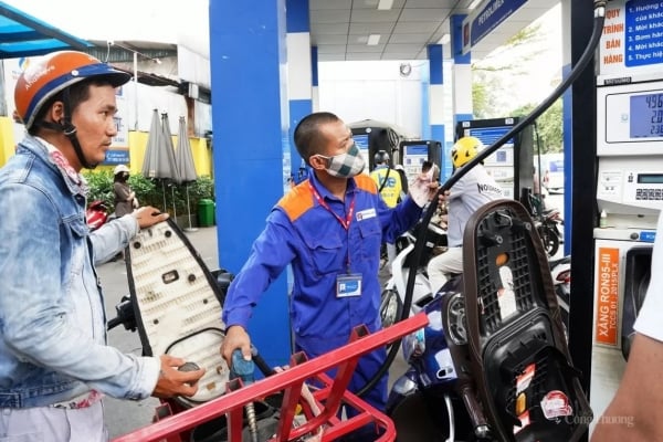 Gasoline prices fluctuate, RON 95 gasoline drops nearly 300 VND/liter