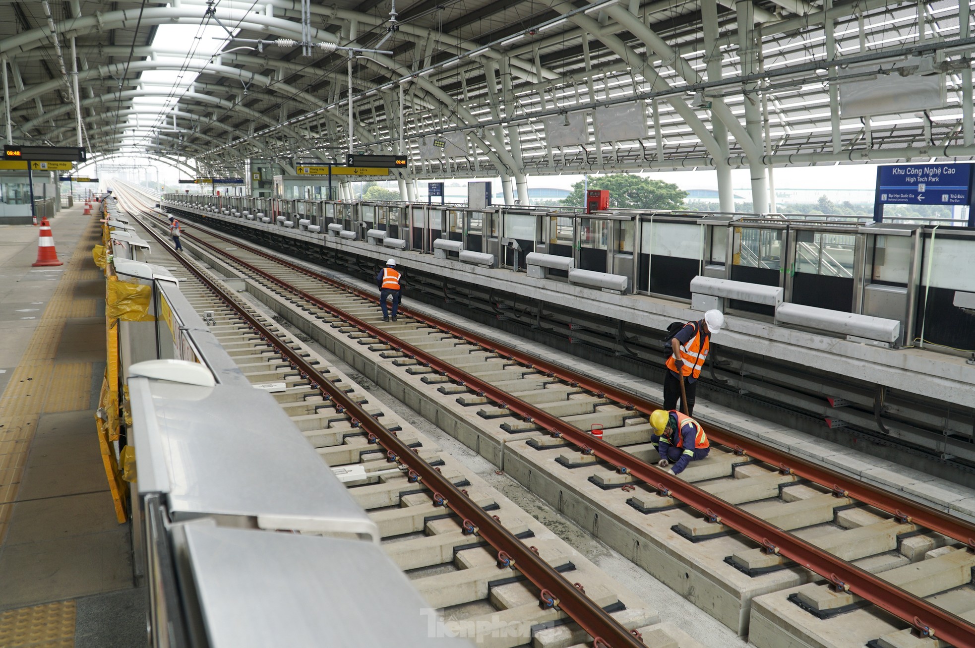 Tận thấy nhiệm vụ quan trọng đội kỹ sư đang thực hiện trong metro số 1 trước ngày vận hành ảnh 6