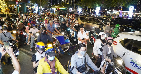 Muchas carreteras están congestionadas antes del espectáculo de fuegos artificiales.