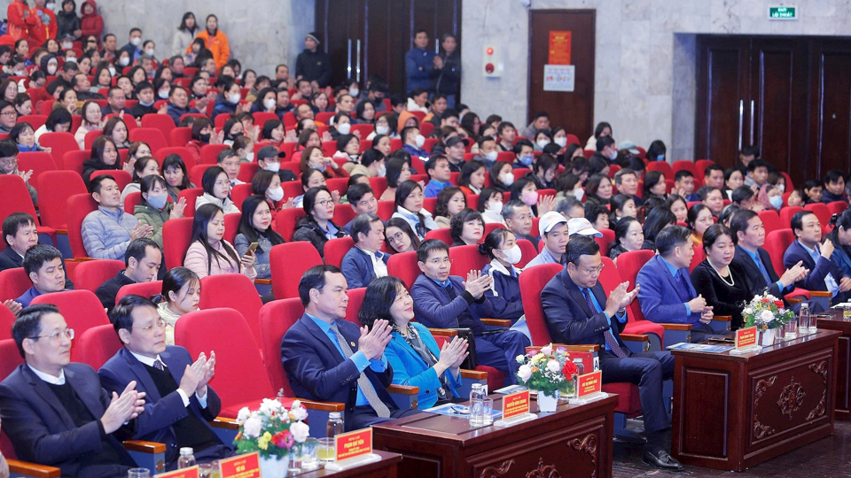 La secrétaire du Comité du Parti de Hanoi, Bui Thi Minh Hoai, le président de la Confédération générale du travail du Vietnam, Nguyen Dinh Khang, et les délégués ont assisté au programme « Tet Sum Vay – Printemps de remerciements au Parti » 2025. Photo : Viet Thanh