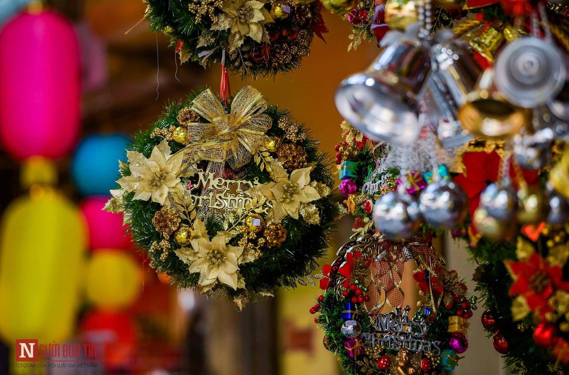 Weihnachtsdekorationen werden schon früh verkauft, Hanois Altstadt erstrahlt um Mitternacht in Lichtern