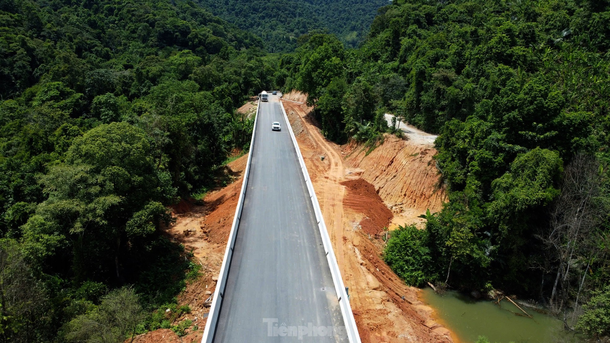 L'apparence de la route nationale 8A après sa modernisation avec un capital de plus de 1 600 milliards de VND photo 12