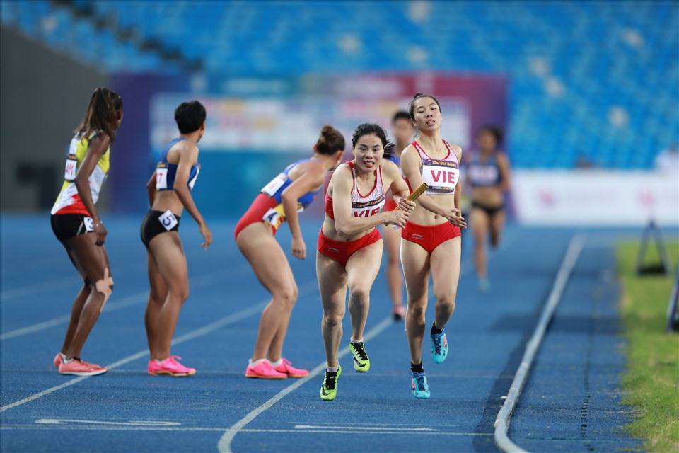 El equipo femenino de atletismo de Vietnam compite con Tailandia, Filipinas y Malasia. Nguyen Thi Ngoc corrió la primera ronda, Hoang Thi Minh Hanh corrió la segunda ronda, Nguyen Thi Hang corrió la tercera ronda y la última ronda fue de Nguyen Thi Huyen.