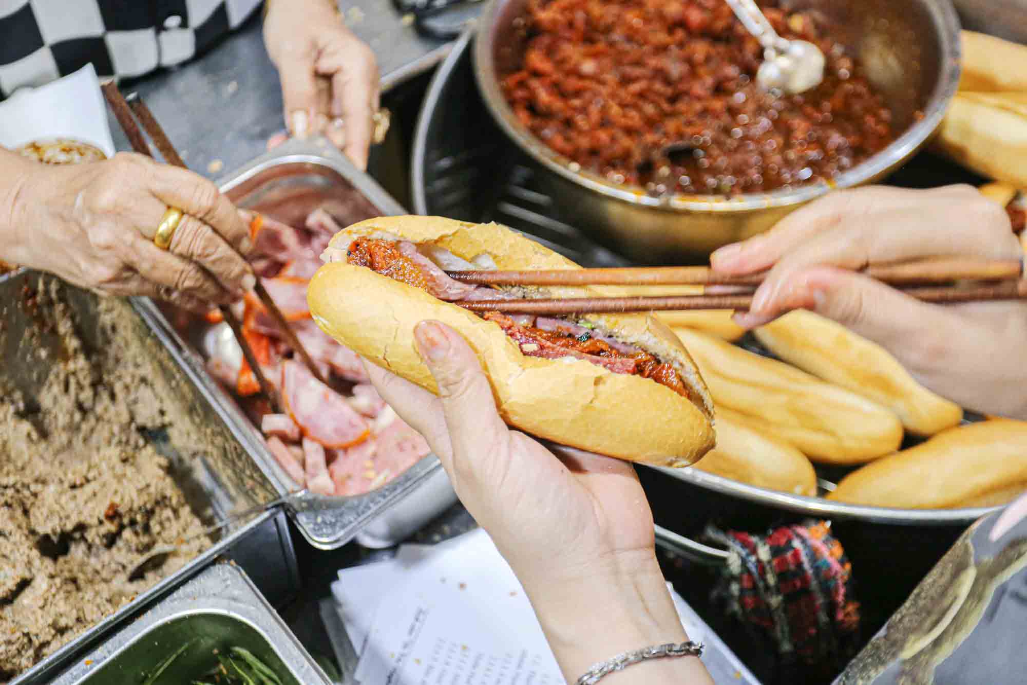 Bánh mì 'bun mee' của Việt Nam là sandwich ngon nhất thế giới- Ảnh 1.