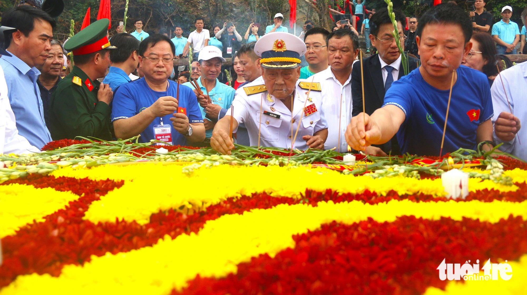 Anh hùng Lực lượng vũ trang, nguyên thuyền trưởng Tàu Không Số Hồ Đắc Thạnh và các đại biểu thắp hương tưởng nhớ các chiến sĩ Tàu Không số Vũng Rô - Ảnh: NGUYỄN HOÀNG