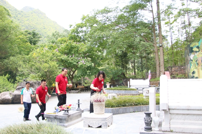 Bac Kan Newspaper reports on achievements and presents them to Uncle Ho at Pac Bo National Special Relic Site, photo 9