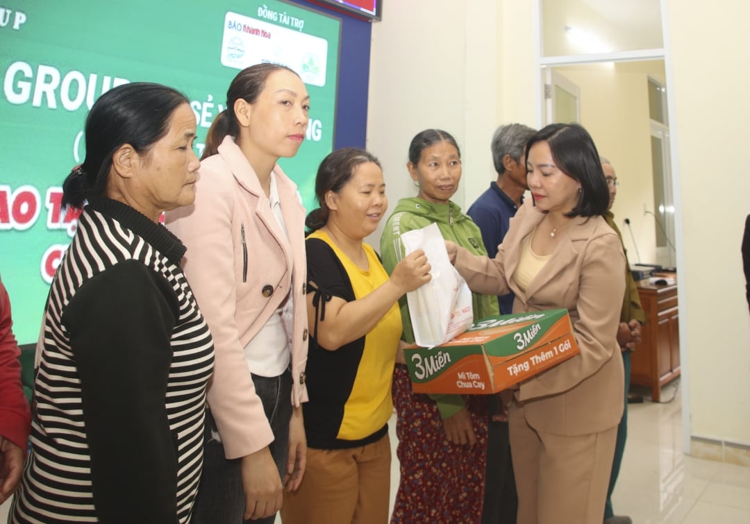 Le journal Khanh Hoa offre 100 cadeaux du Têt aux familles pauvres de la commune de Suoi Cat, Hinh 1