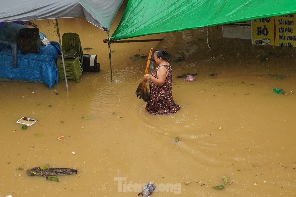 Hanoï : le niveau de l'eau monte d'un mètre, les habitants utilisent des bateaux pour déplacer des objets afin « d'échapper à l'inondation » photo 15