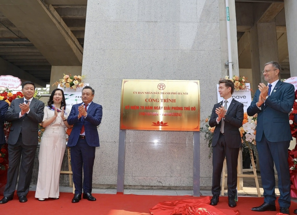 Hanoi City leaders and international representatives performed the ceremony of placing the inauguration sign to celebrate the 70th anniversary of the Liberation of the Capital (October 10, 1954 - October 10, 2024) for the elevated section of the Hanoi City Pilot Urban Railway Project, Nhon - Hanoi Station section.