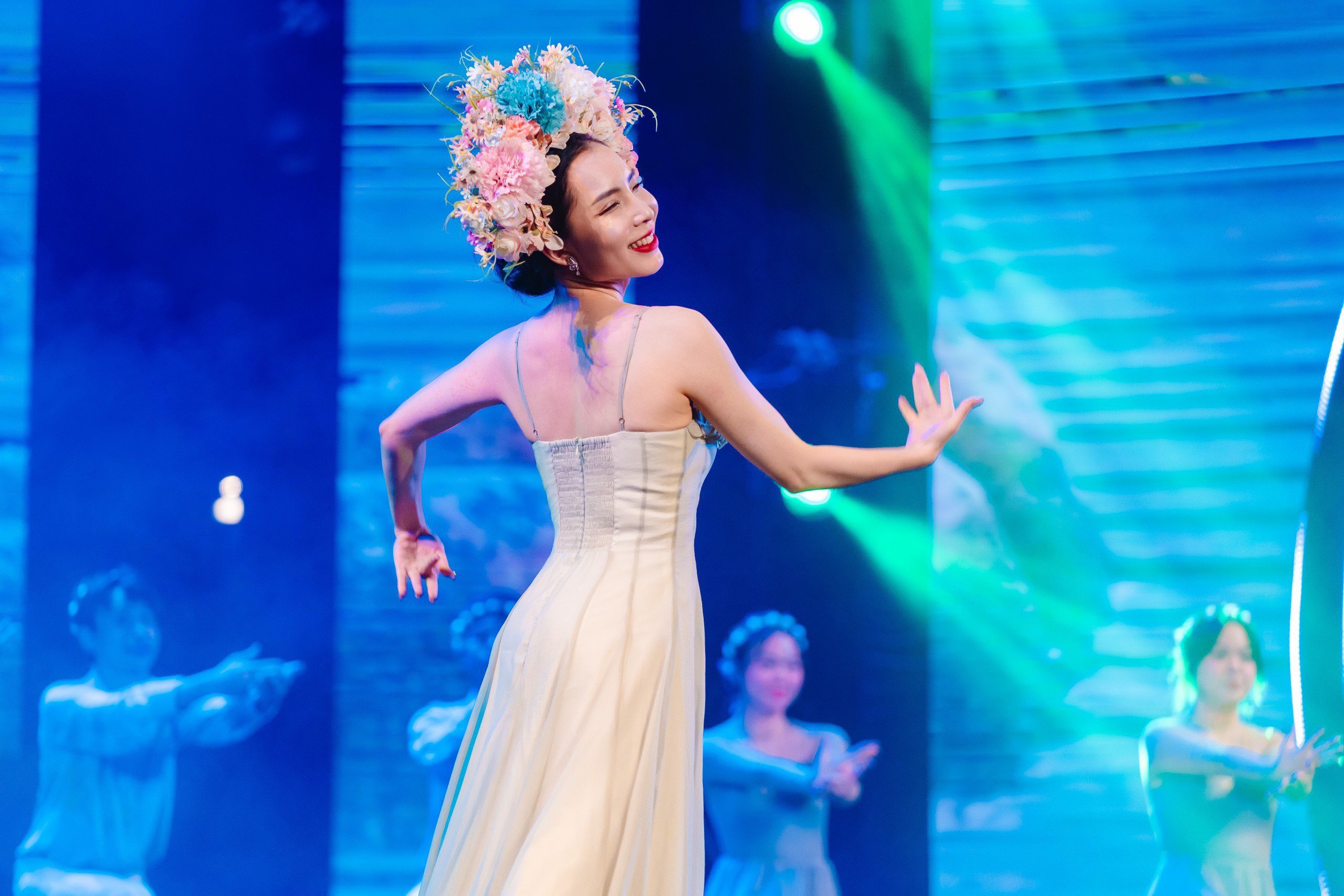 Lehrerin aus Hanoi gewinnt den Talented Beauty Award bei Miss Earth Vietnam 2024 -0